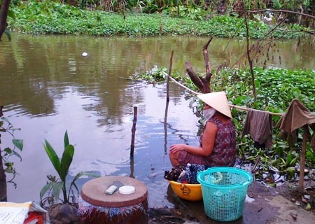 Chính quyền “bó tay” trước các dòng kênh hôi thối - 2 Chính quyền “bó tay” trước các dòng kênh hôi thối - 2