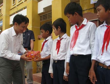 "Một triệu cuốn vở..." đến với Sóc Trăng, Cần Thơ - 1 "Một triệu cuốn vở..." đến với Sóc Trăng, Cần Thơ - 1