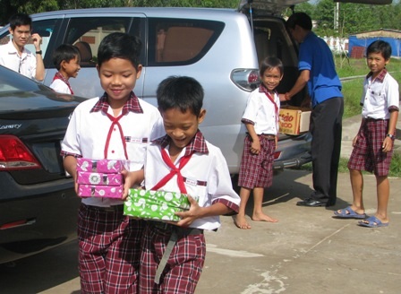 " Một triệu cuốn vở…" đến với học sinh nghèo xứ dừa Bến Tre - 1