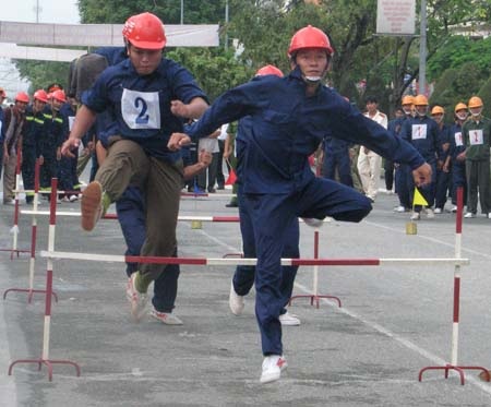 Ấn tượng những màn "chữa cháy, cứu người" trên phố - 2 Ấn tượng những màn "chữa cháy, cứu người" trên phố - 2
