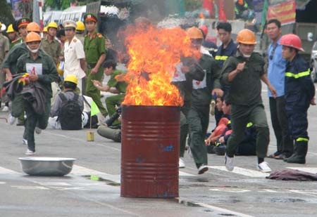 Ấn tượng những màn "chữa cháy, cứu người" trên phố - 3 Ấn tượng những màn "chữa cháy, cứu người" trên phố - 3