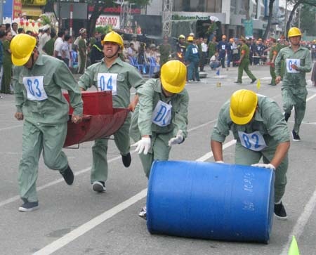 Ấn tượng những màn "chữa cháy, cứu người" trên phố - 5 Ấn tượng những màn "chữa cháy, cứu người" trên phố - 5