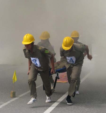 Ấn tượng những màn "chữa cháy, cứu người" trên phố - 8 Ấn tượng những màn "chữa cháy, cứu người" trên phố - 8