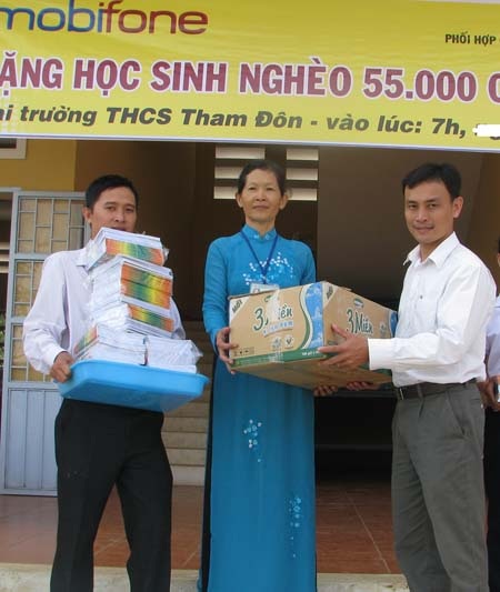 "Một triệu cuốn vở..." đến với Sóc Trăng, Cần Thơ - 2 "Một triệu cuốn vở..." đến với Sóc Trăng, Cần Thơ - 2