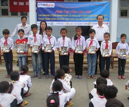 Hành trình “Một triệu cuốn vở…” đến với học sinh nghèo Cà Mau - 2 Hành trình “Một triệu cuốn vở…” đến với học sinh nghèo Cà Mau - 2