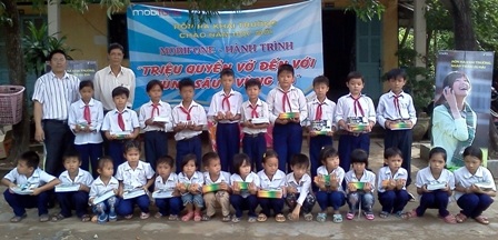 "Một triệu cuốn vở…" đến với học sinh nghèo Tiền Giang - 1