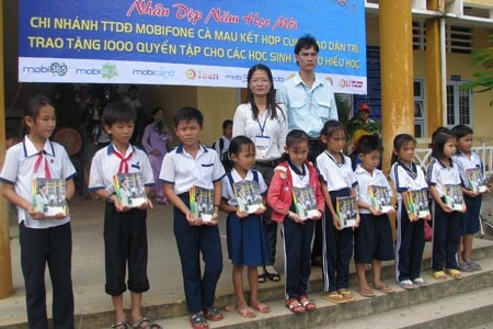 Hành trình “Một triệu cuốn vở…” đến với học sinh nghèo Cà Mau - 4 Hành trình “Một triệu cuốn vở…” đến với học sinh nghèo Cà Mau - 4