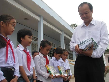 Hành trình “Một triệu cuốn vở…” đến với học sinh nghèo Cà Mau - 1 Hành trình “Một triệu cuốn vở…” đến với học sinh nghèo Cà Mau - 1
