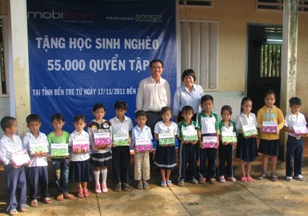 " Một triệu cuốn vở…" đến với học sinh nghèo xứ dừa Bến Tre - 8