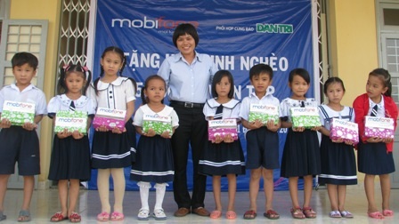 " Một triệu cuốn vở…" đến với học sinh nghèo xứ dừa Bến Tre - 5