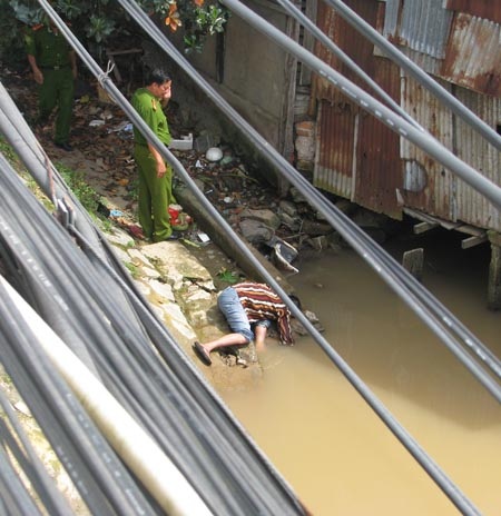 Nam thanh niên gục chết dưới chân cầu - 1 Nam thanh niên gục chết dưới chân cầu - 1