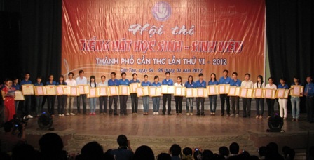 Cần Thơ: 27 SV nhận danh hiệu “Sinh viên 5 tốt” - 1 Cần Thơ: 27 SV nhận danh hiệu “Sinh viên 5 tốt” - 1