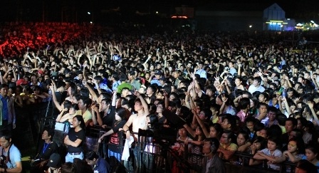 Khán giả cuồng nhiệt với “bão" rock trên đất Tây Đô - 1