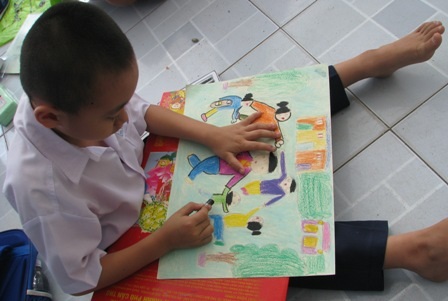 Sôi động vẽ tranh phòng chống bạo lực học đường - 4 Sôi động vẽ tranh phòng chống bạo lực học đường - 4