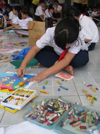 Sôi động vẽ tranh phòng chống bạo lực học đường - 5 Sôi động vẽ tranh phòng chống bạo lực học đường - 5
