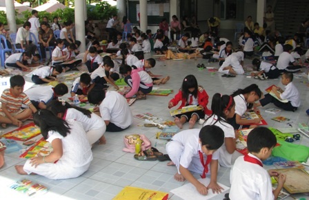 Sôi động vẽ tranh phòng chống bạo lực học đường - 1 Sôi động vẽ tranh phòng chống bạo lực học đường - 1
