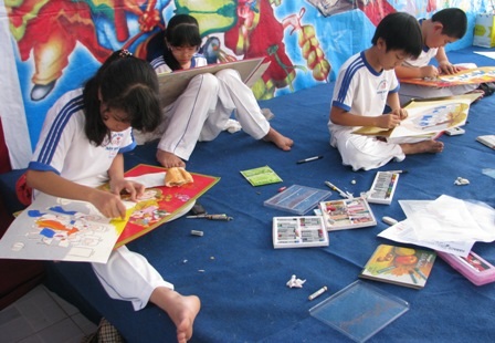 Sôi động vẽ tranh phòng chống bạo lực học đường - 7 Sôi động vẽ tranh phòng chống bạo lực học đường - 7