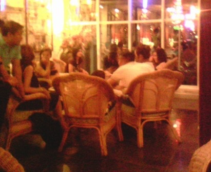 Kín quán vỉa hè, “cháy” phòng karaoke đêm Valentine - 2 Kín quán vỉa hè, “cháy” phòng karaoke đêm Valentine - 2