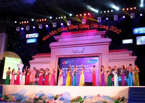 Người đẹp lộng lẫy trong trang phục dạ hội - 24 Người đẹp lộng lẫy trong trang phục dạ hội