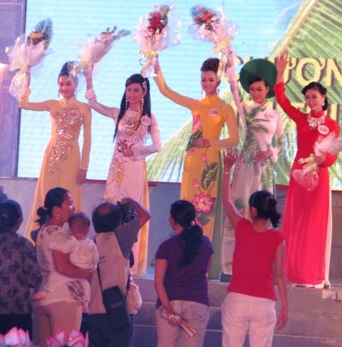 5 người đẹp hồi hộp chờ giây phút đăng quang   