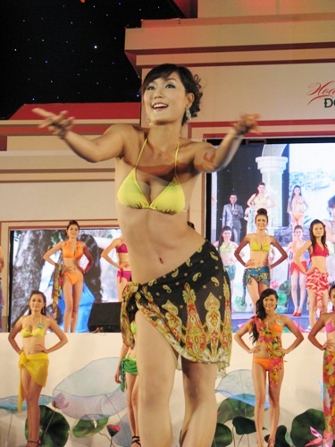 Người đẹp “khoe” ba vòng gợi cảm trong phần thi áo tắm - 26 Người đẹp “khoe” ba vòng gợi cảm trong phần thi áo tắm