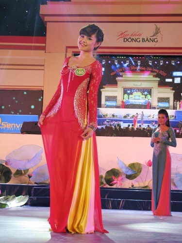 Người đẹp “khoe” ba vòng gợi cảm trong phần thi áo tắm - 1 Người đẹp “khoe” ba vòng gợi cảm trong phần thi áo tắm