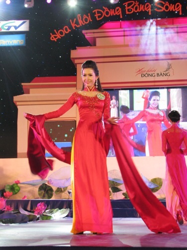 Người đẹp “khoe” ba vòng gợi cảm trong phần thi áo tắm - 3 Người đẹp “khoe” ba vòng gợi cảm trong phần thi áo tắm