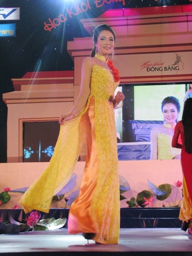 Người đẹp “khoe” ba vòng gợi cảm trong phần thi áo tắm - 4 Người đẹp “khoe” ba vòng gợi cảm trong phần thi áo tắm