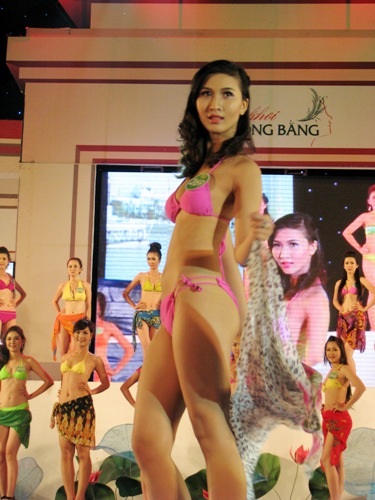 Người đẹp “khoe” ba vòng gợi cảm trong phần thi áo tắm - 23 Người đẹp “khoe” ba vòng gợi cảm trong phần thi áo tắm