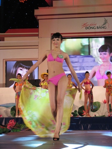 Người đẹp “khoe” ba vòng gợi cảm trong phần thi áo tắm - 15 Người đẹp “khoe” ba vòng gợi cảm trong phần thi áo tắm
