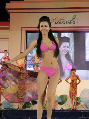 Người đẹp “khoe” ba vòng gợi cảm trong phần thi áo tắm - 18 Người đẹp “khoe” ba vòng gợi cảm trong phần thi áo tắm