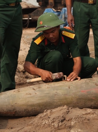 Tá hỏa vì quả bom 250kg "ẩn" trên sà lan chở cát - 1 Tá hỏa vì quả bom 250kg ẩn trên sà lan chở cát