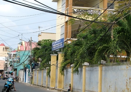 “Loạn” dây cáp, dây điện đe dọa trường học - 1 “Loạn” dây cáp, dây điện đe dọa trường học - 1