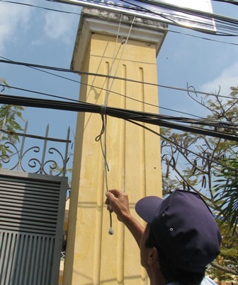 “Loạn” dây cáp, dây điện đe dọa trường học - 6 “Loạn” dây cáp, dây điện đe dọa trường học - 6