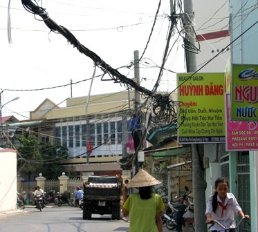 “Loạn” dây cáp, dây điện đe dọa trường học - 7 “Loạn” dây cáp, dây điện đe dọa trường học - 7