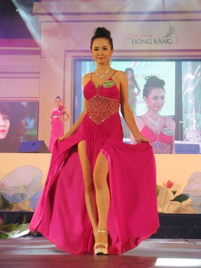Người đẹp lộng lẫy trong trang phục dạ hội - 5 Người đẹp lộng lẫy trong trang phục dạ hội