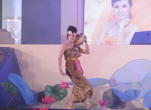 Người đẹp lộng lẫy trong trang phục dạ hội - 2 Người đẹp lộng lẫy trong trang phục dạ hội
