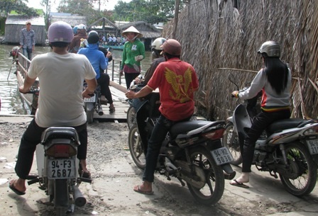 Bến đò, phà qua sông hốt bạc ngày Tết - 1