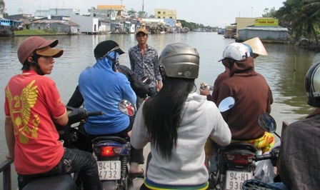 Bến đò, phà qua sông hốt bạc ngày Tết - 5