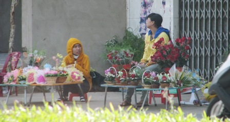 Nhộn nhịp giới trẻ bày bán hàng hoa ngày Valentine - 1 Nhộn nhịp giới trẻ bày bán hàng hoa ngày Valentine - 1