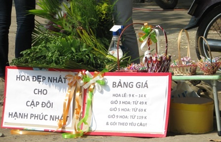 Nhộn nhịp giới trẻ bày bán hàng hoa ngày Valentine - 6 Nhộn nhịp giới trẻ bày bán hàng hoa ngày Valentine - 6