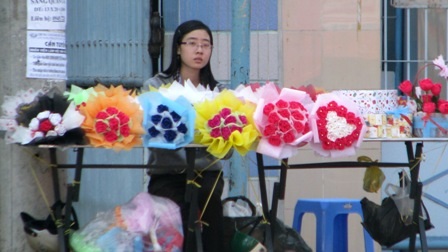 Nhộn nhịp giới trẻ bày bán hàng hoa ngày Valentine - 4 Nhộn nhịp giới trẻ bày bán hàng hoa ngày Valentine - 4