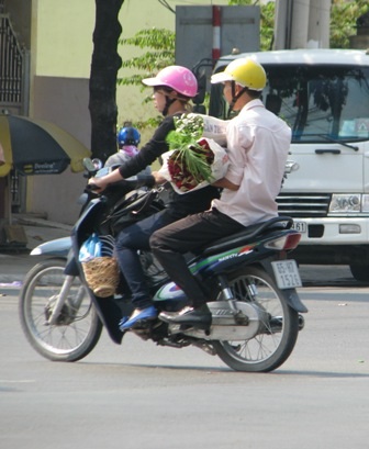 Nhộn nhịp giới trẻ bày bán hàng hoa ngày Valentine - 3 Nhộn nhịp giới trẻ bày bán hàng hoa ngày Valentine - 3