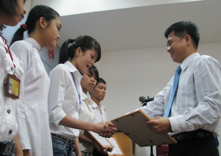 Cần Thơ: Trao 80 suất học bổng tới HS, SV vượt khó học giỏi - 1 Cần Thơ: Trao 80 suất học bổng tới HS, SV vượt khó học giỏi - 1