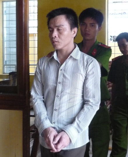 Lãnh án vì nắm đầu, đè vợ giật lấy tiền, điện thoại 