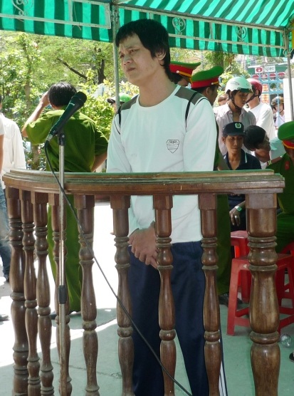 Lên cơn nghiện, lao vào cắn công an trong lúc lấy lời khai