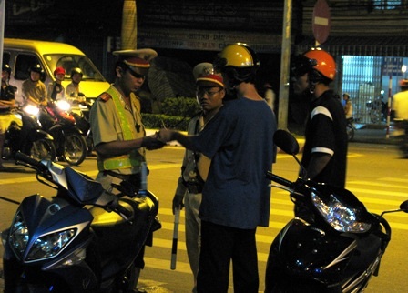 Trắng đêm theo chân CSGT “đo” tốc độ trên phố - 3 Trắng đêm theo chân CSGT “đo” tốc độ trên phố
