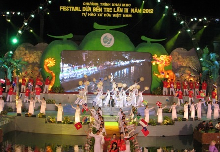 Nhiều “sao” trình diễn tại Festival Dừa Bến Tre    - 22 Nhiều “sao” trình diễn tại Festival Dừa Bến Tre
