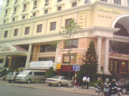 Rơi từ tầng 5 khách sạn sau bữa tiệc liên hoan với bạn cũ - 1 Rơi từ tầng 5 khách sạn sau bữa tiệc liên hoan với bạn cũ - 1
