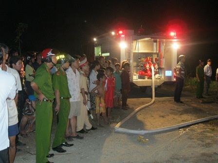 Cháy lớn làm “náo loạn” khu dân cư gần cầu Cần Thơ - 4